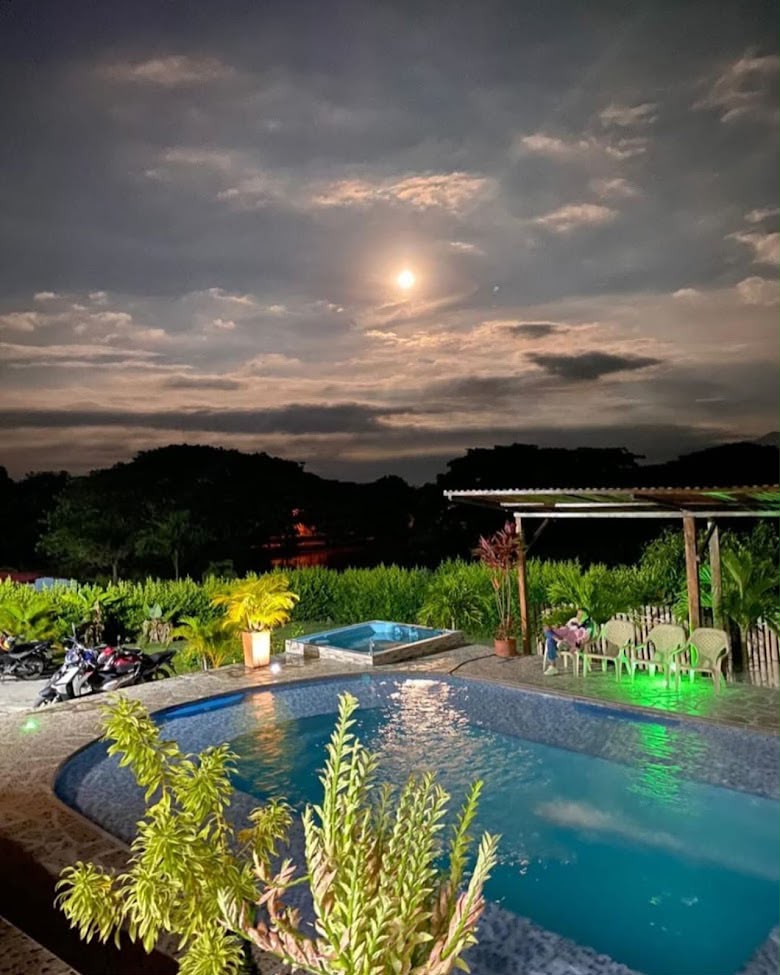Piscina y jardines de La Serniela al anochecer